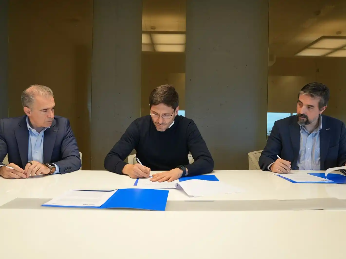 La provincia firmó un convenio con YPF para mejorar las estaciones en las autopistas.