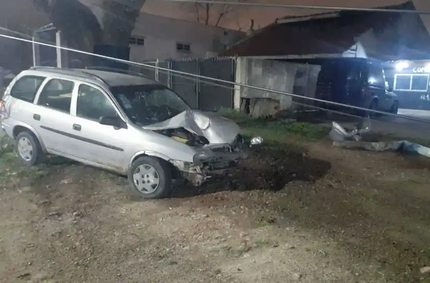 Borracho se estrelló contra un poste de luz