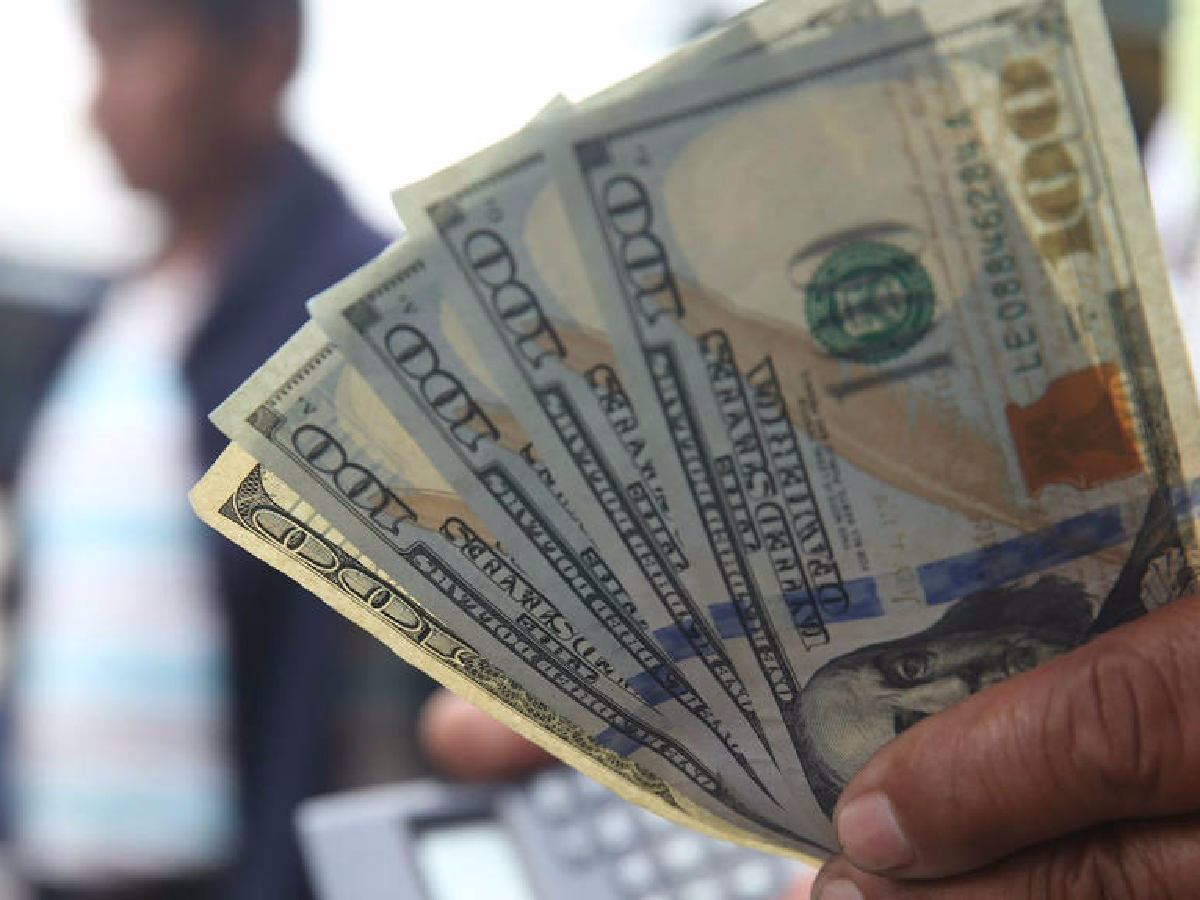 El dólar arrancó marzo en alza y cerró en $ 40,70