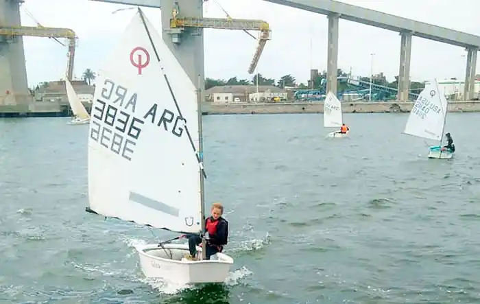 Optimist: principiante del Club Náutico lidera en Mar del Plata
