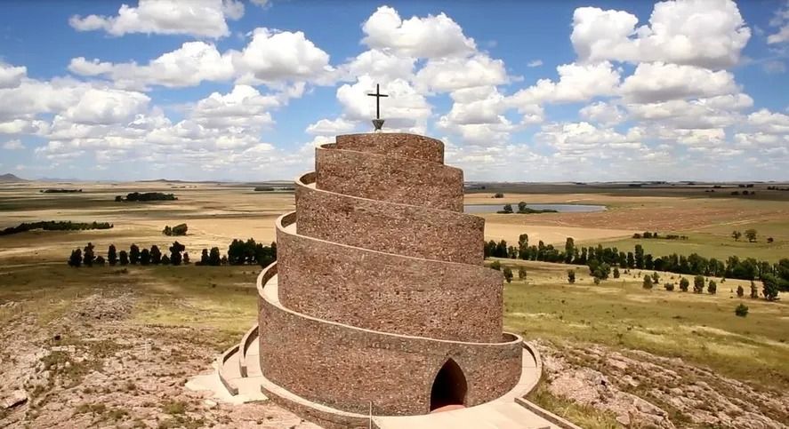 La Torre del Milenio es uno de los atractivos de Puan