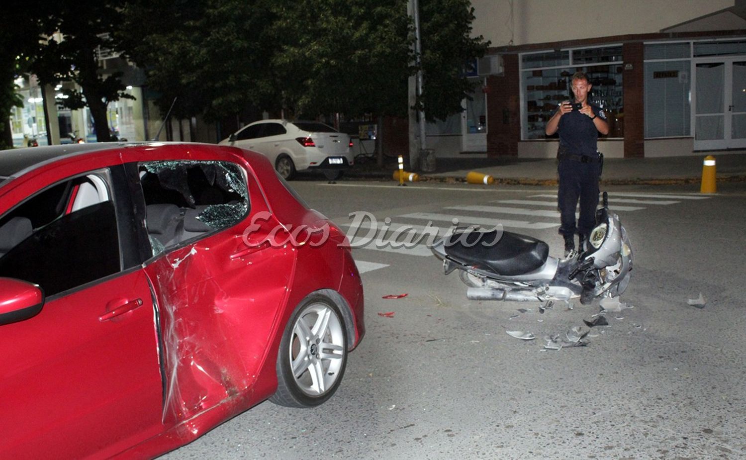 Tremendo. Impacto entre la moto y el automóvil, arrojó serios daños materiales