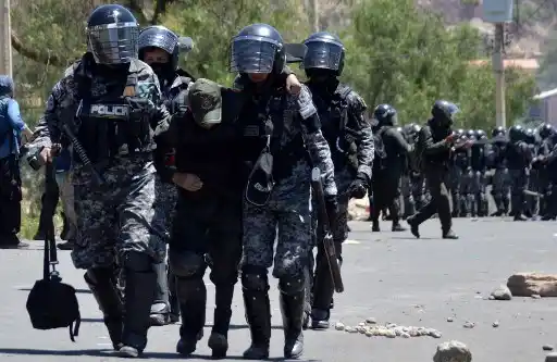 Simpatizante de EVO MORALES ASALTAN 3 CUARTELES y retienen a 200 militares en Bolivia