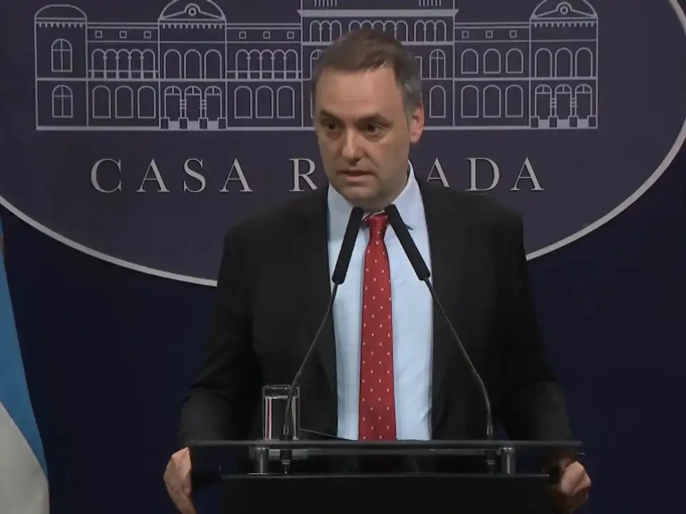 Conferencias de prensa. Los días del supuesto viaje, Adorni brindó las habituales conferencias de prensa.