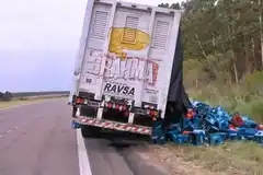 Un camión que venía hacia Concordia perdió gran parte de su carga de cerveza en la Ruta Nacional 14