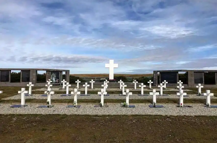 Comienzan los trabajos forenses en el cementerio Darwin de las Islas Malvinas para identificar restos de ex combatientes
