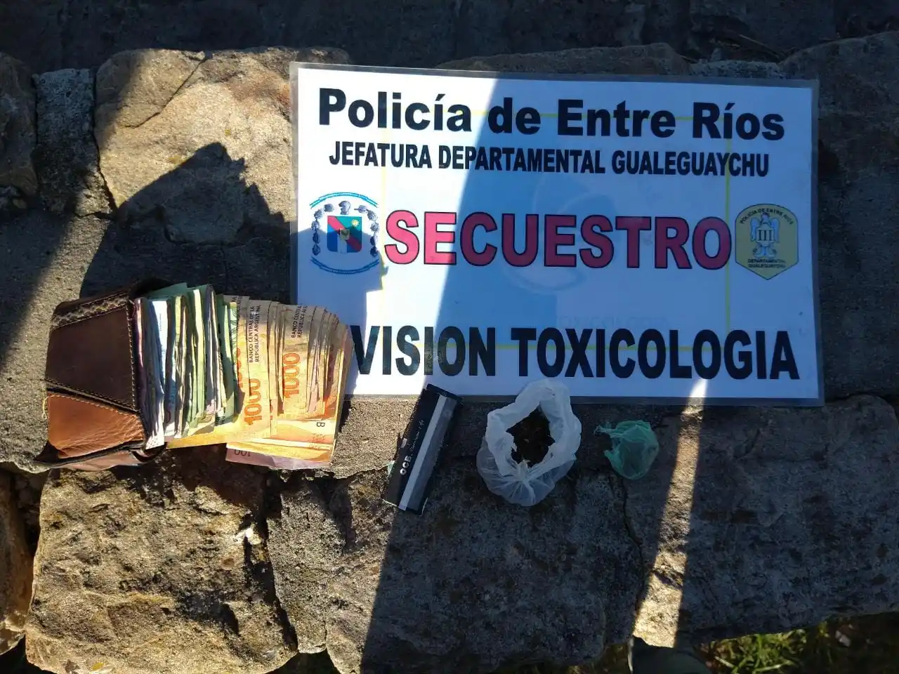 Detuvieron a una pareja por fumar marihuana: luego los soltaron