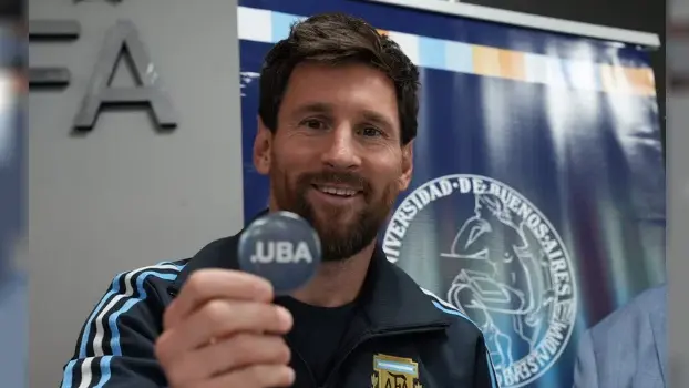 Messi recibiendo el título.
Foto: Agencia NA