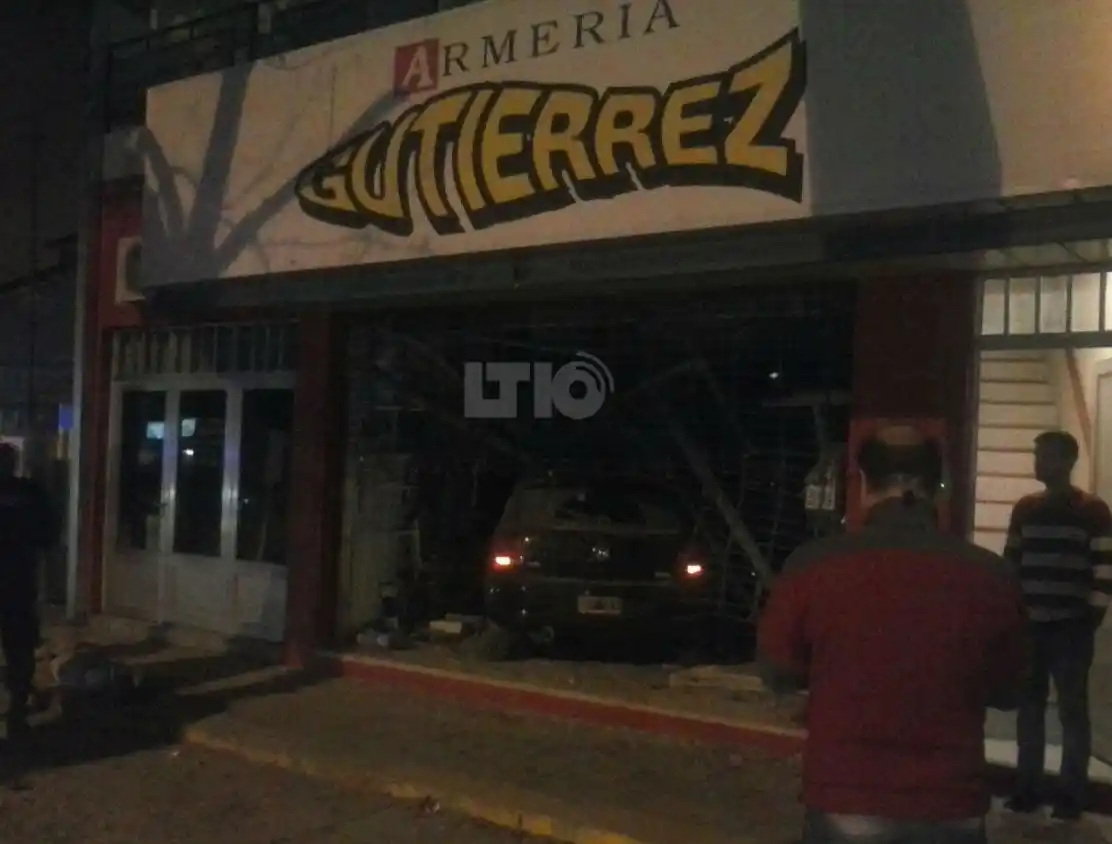 Santo Tomé: Un auto robado terminó incrustado en un comercio