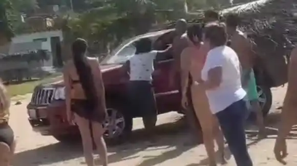 ¡TÁNGANA EN PLAYA PANTY! Arrolla a una bañista y casi lo linchan (+ Video)