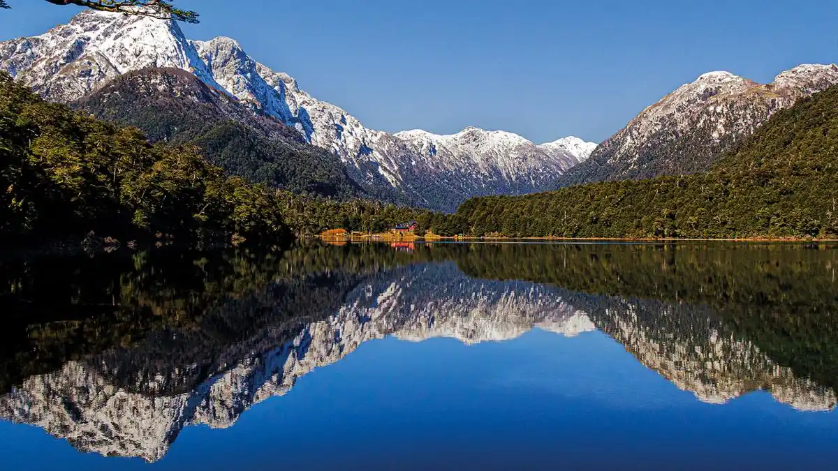 Propone un recorrido fotográfico por las áreas protegidas nacionales de Argentina.