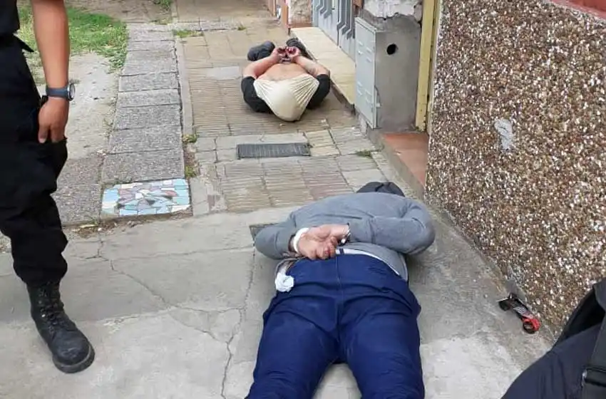 Entraron a una casa en pleno día, se alzaron con un abultado botín y terminaron detenidos