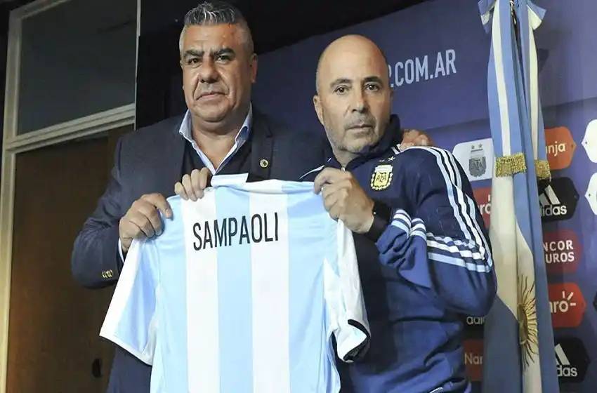 Sampaoli quiere seguir, Tapia espera que renuncie