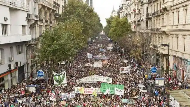Miles de personas participan de la Marcha Mundial de la Marihuana
