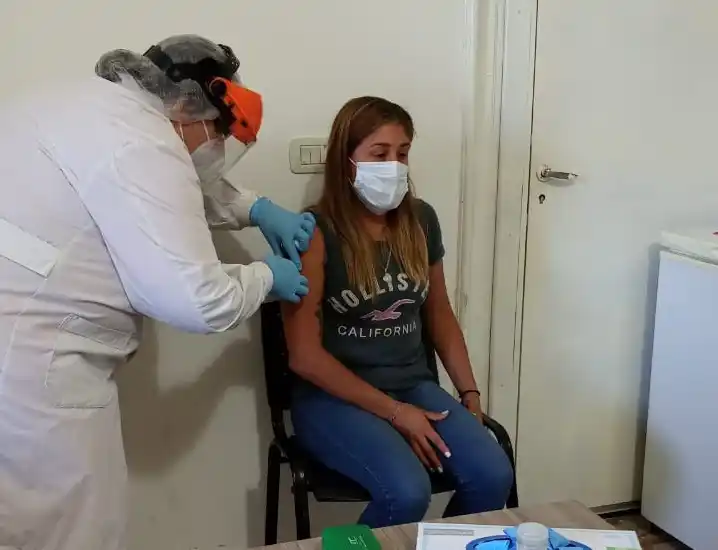 Trabajadores de los Centros de Salud de la ciudad recibieron la Sputnik V