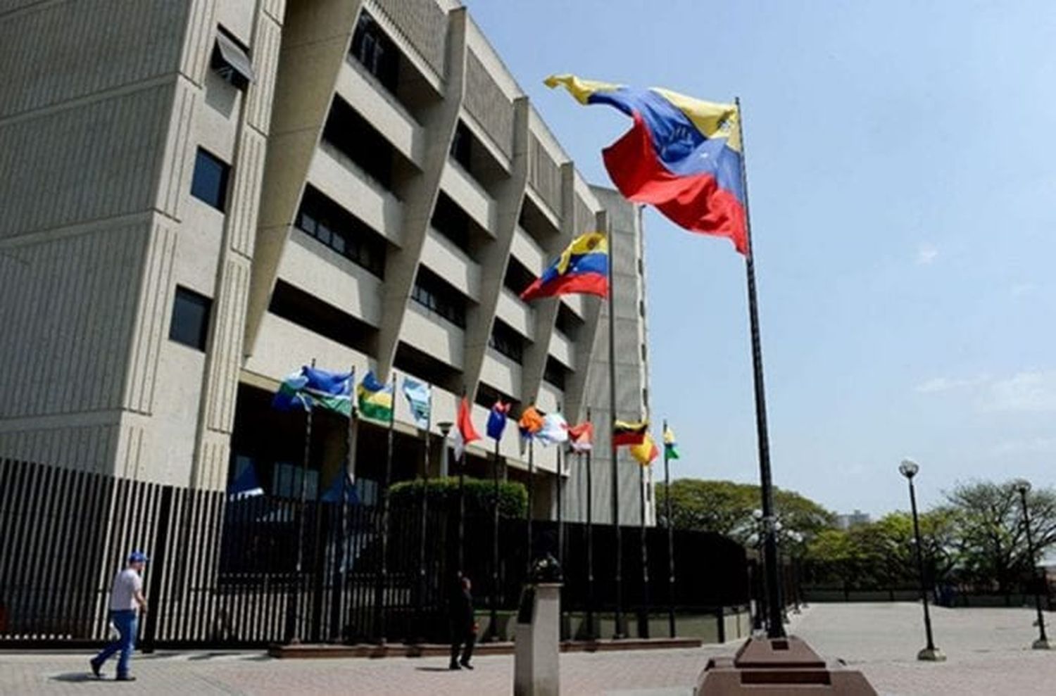 ¡ARRASANDO! TSJ de Maduro interviene a Bandera Roja y Compromiso País