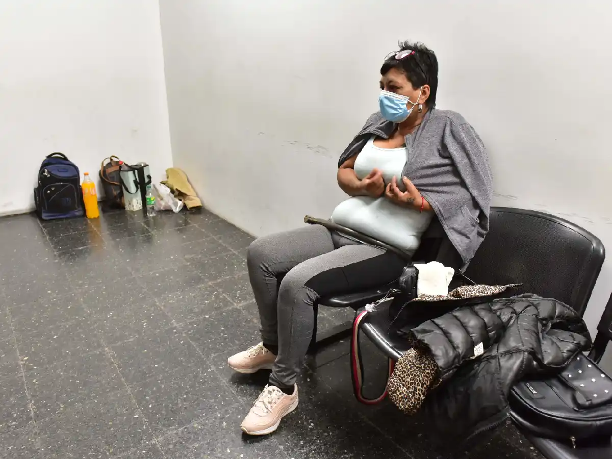 Se “encadenó” implorando que operen a su hijo en el Hospital Iturraspe 