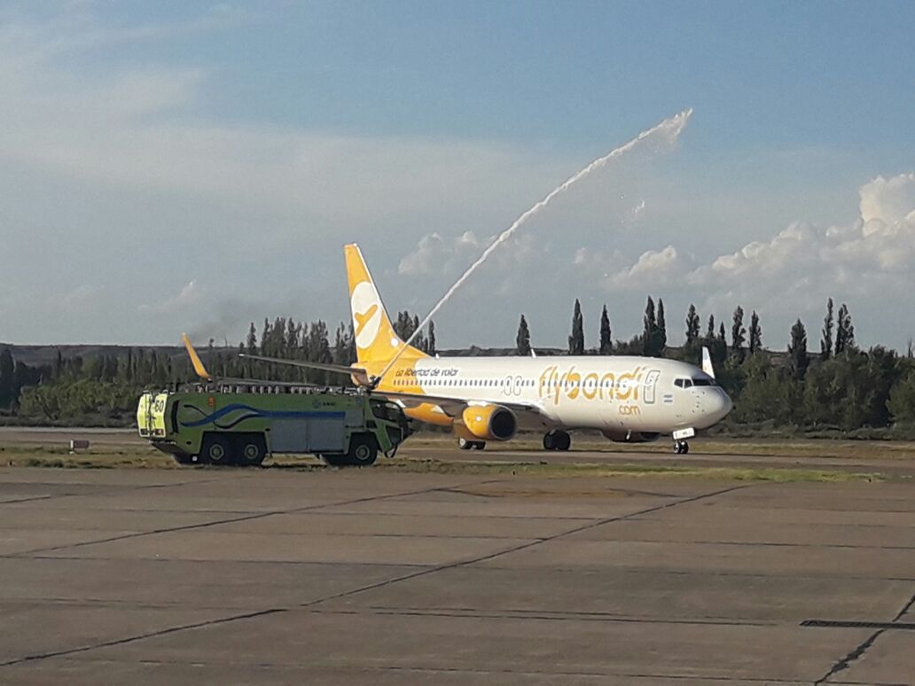 Flybondi inauguró sus vuelos entre El Palomar y Neuquén