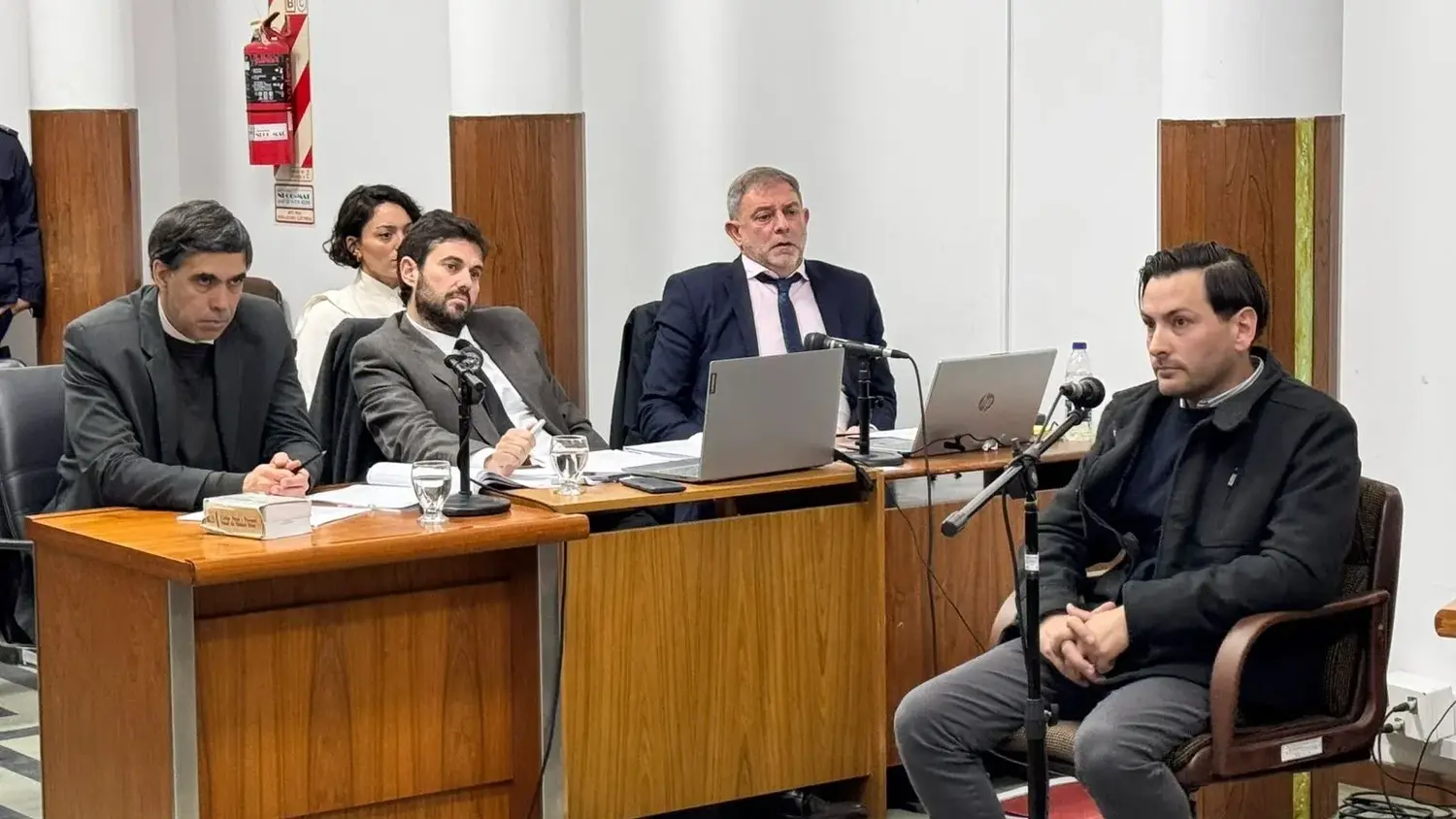 El fiscal Bendersky y el abogado particular Disipio, interrogan a uno de los testigos convocados en el debate