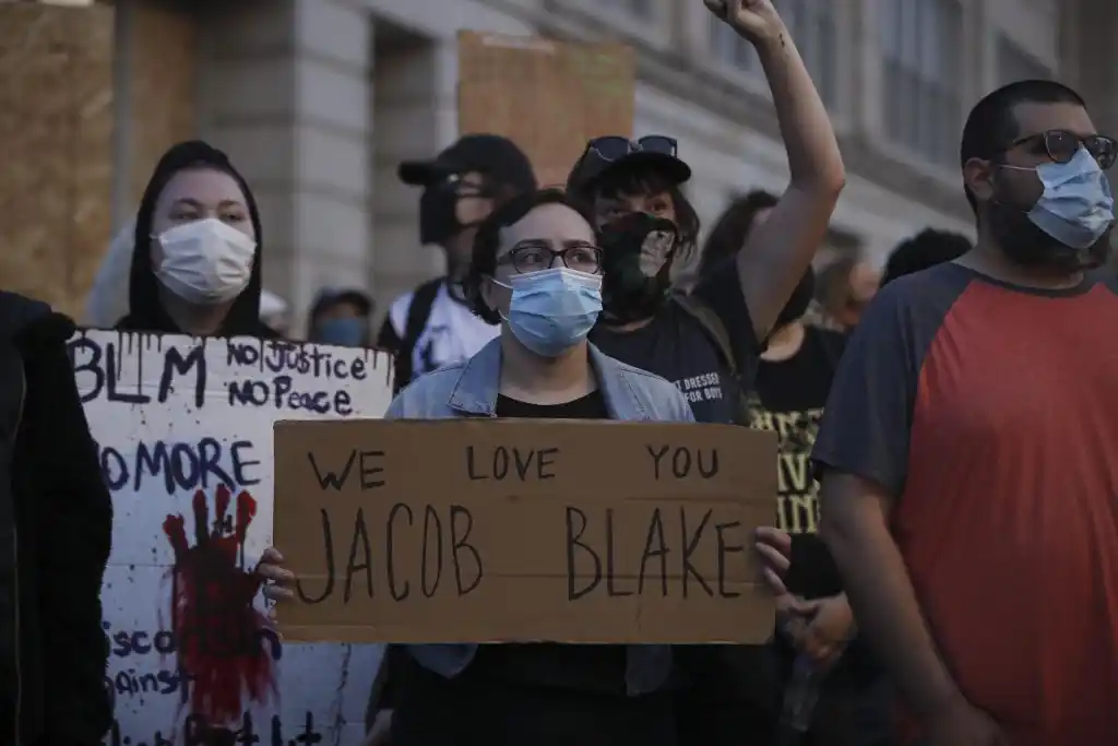 Dos muertos y un herido baleados en una protesta antirracista en Estados Unidos