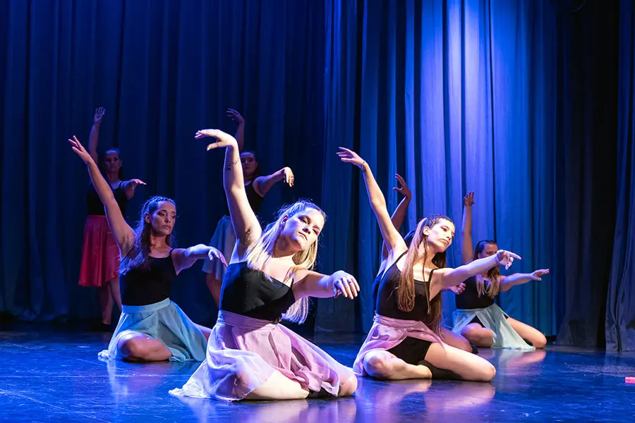 Se realizó la exposición del taller de danzas en el Teatro Municipal