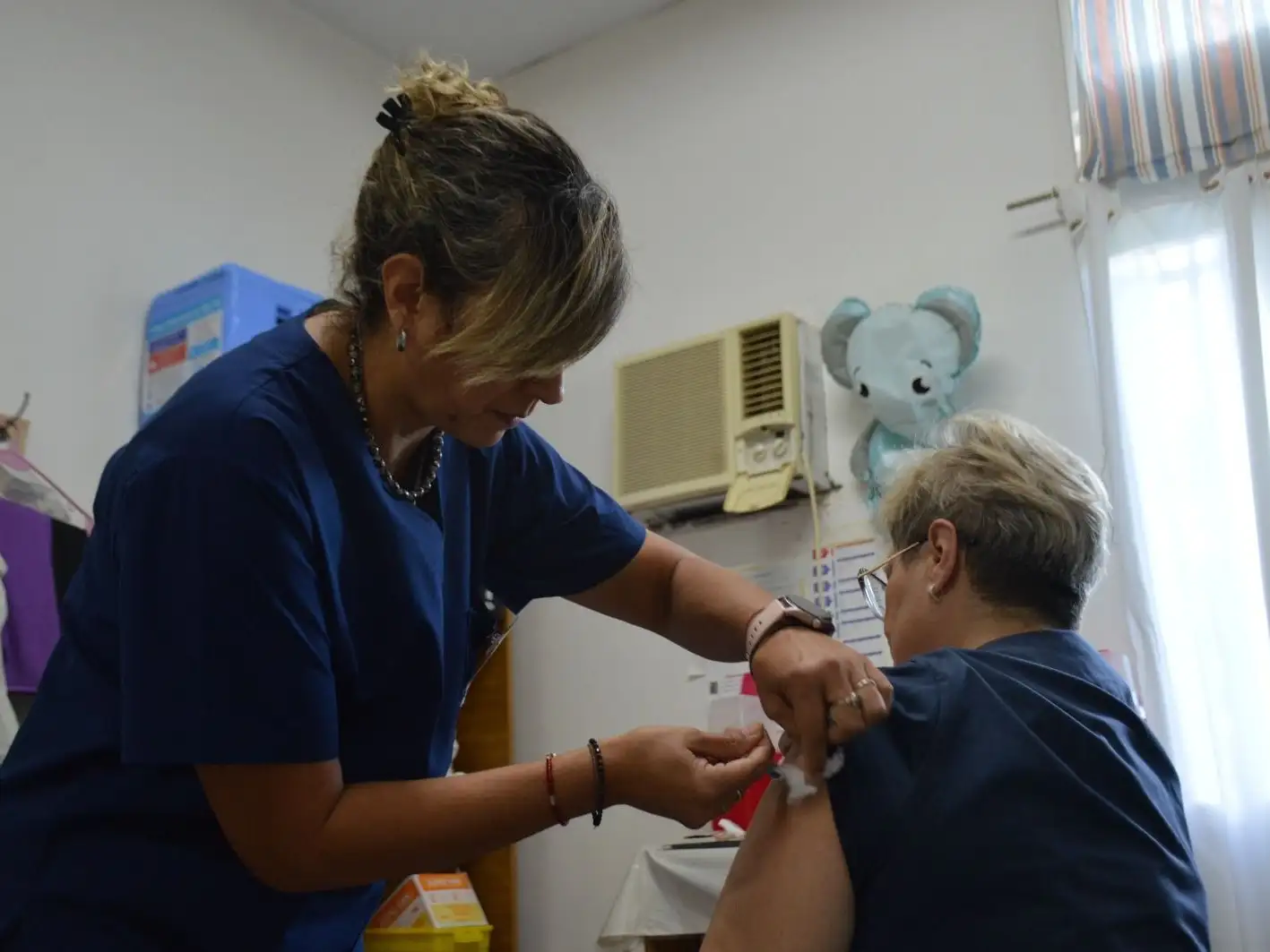 Personal de salud, los primeros en recibir las dosis.