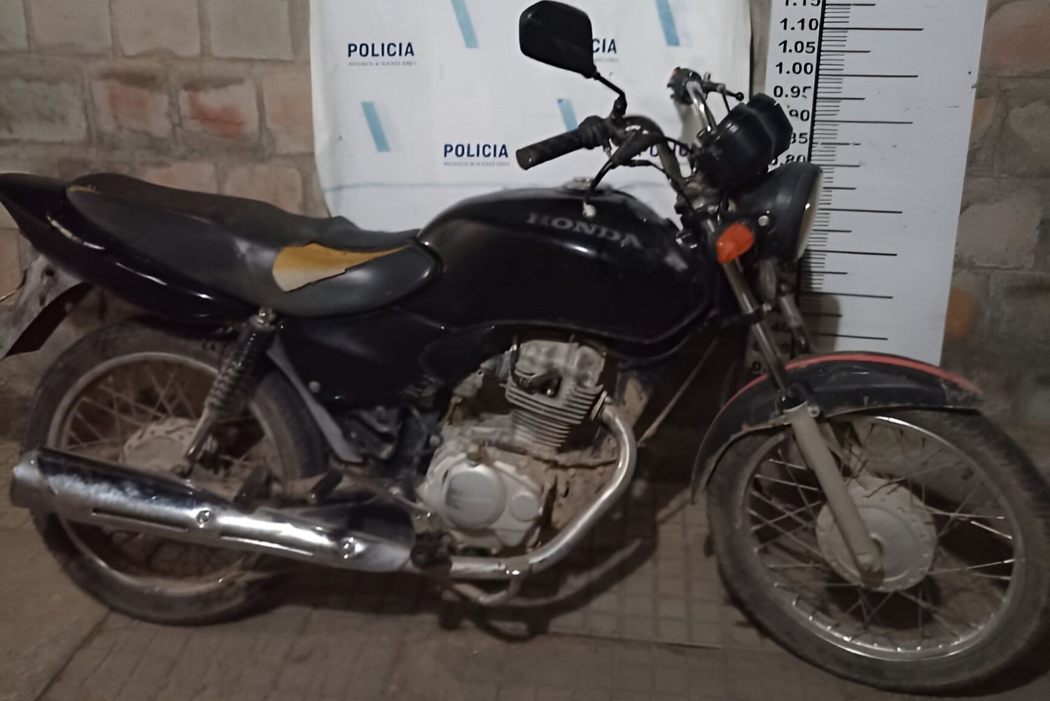 La moto recuperada por la policía.
