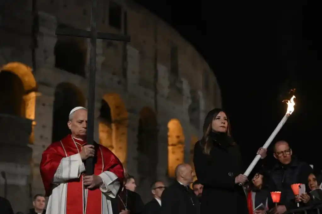 El Papa León preside el Vía Crucis.  Vatican News