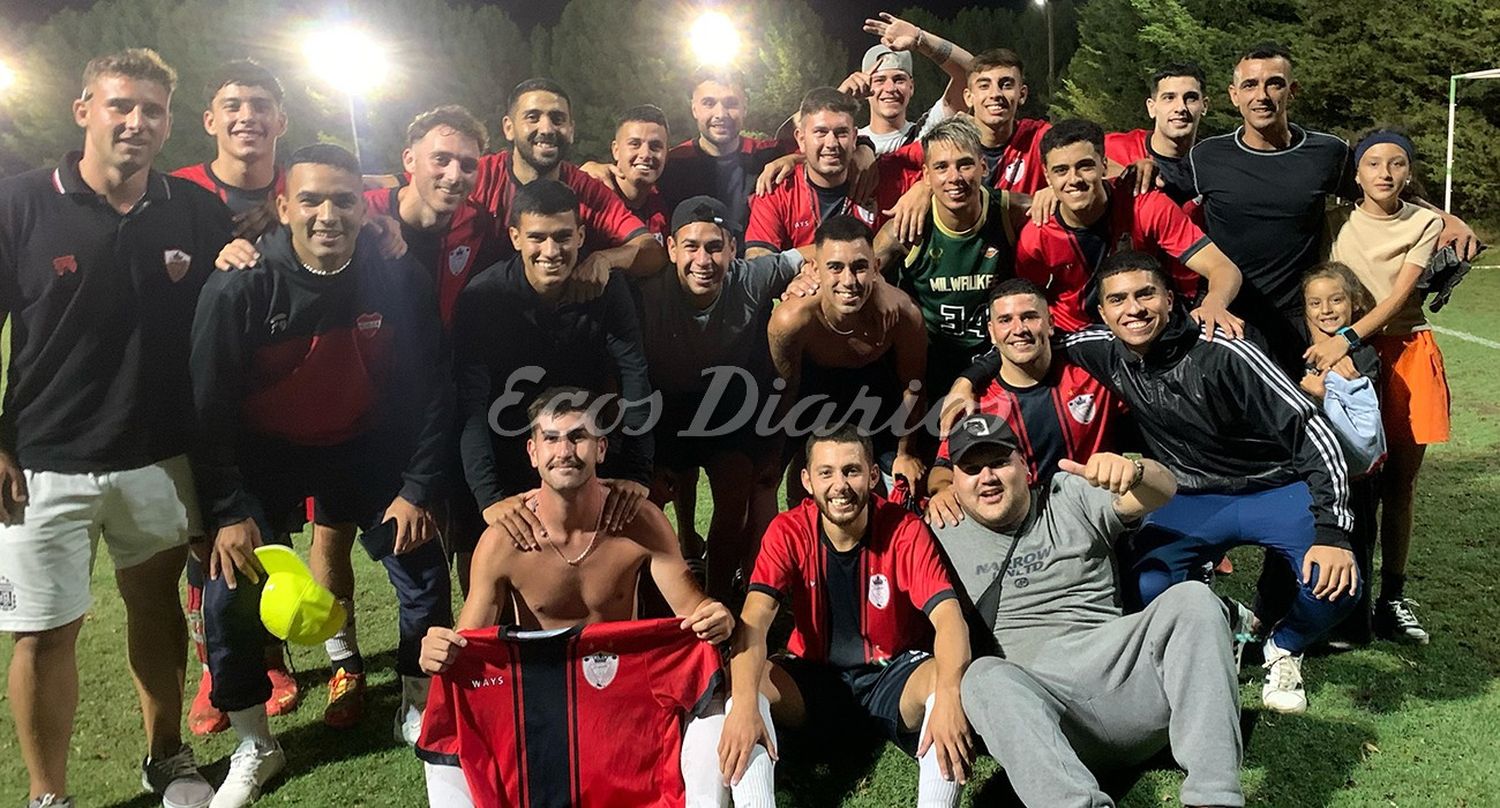 El elenco de Los Quinchos festejando el pase a la final