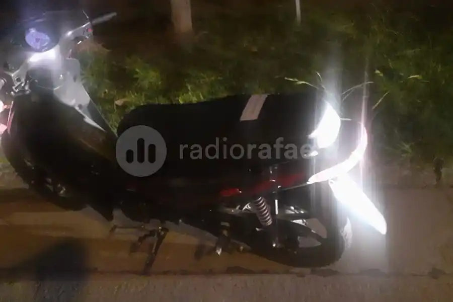Buscando a un par de sospechosos, encontraron una moto tirada en la vía pública