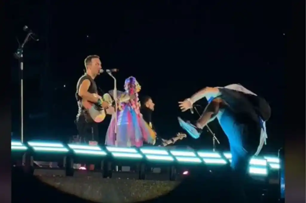 Un fan intenta subir al escenario