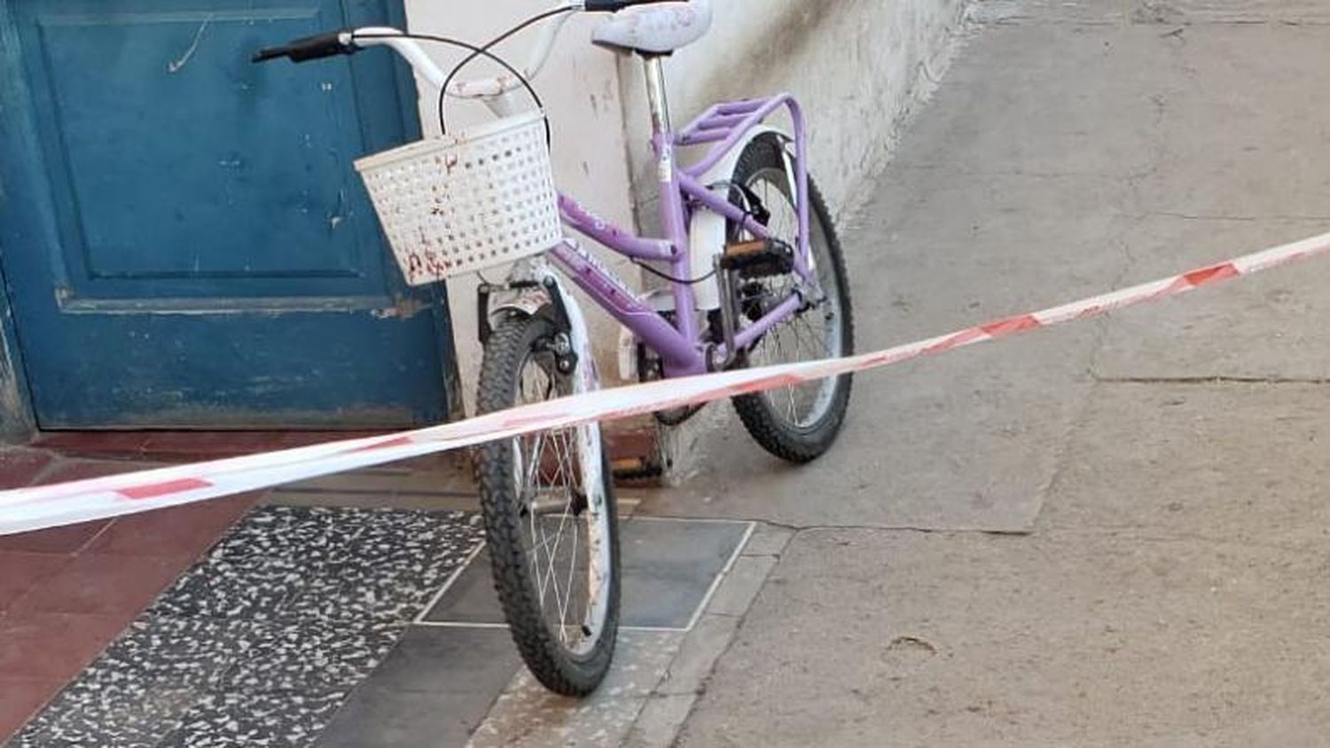 Una bala perdida hirió en la cabeza a una nena que andaba en bici