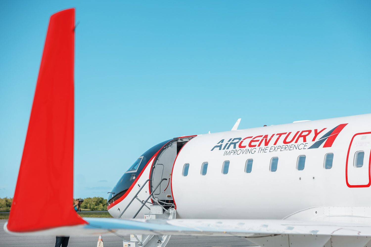 Air Century planea incorporar CRJ 700 y aviones más grandes para volar a Estados Unidos