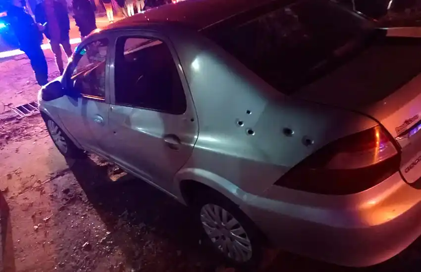 Un joven de 18 años fue baleado mientras estaba con su novia dentro de un auto