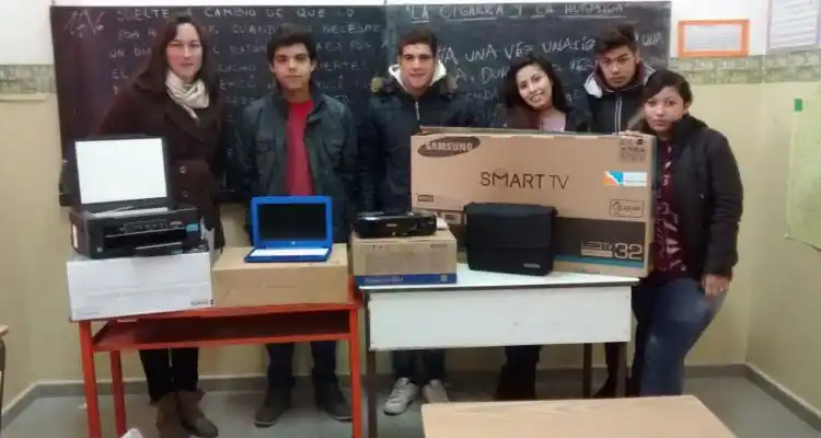 Entregaron equipamiento informático para la Escuela Secundaria 18 de Pueblo Doyle