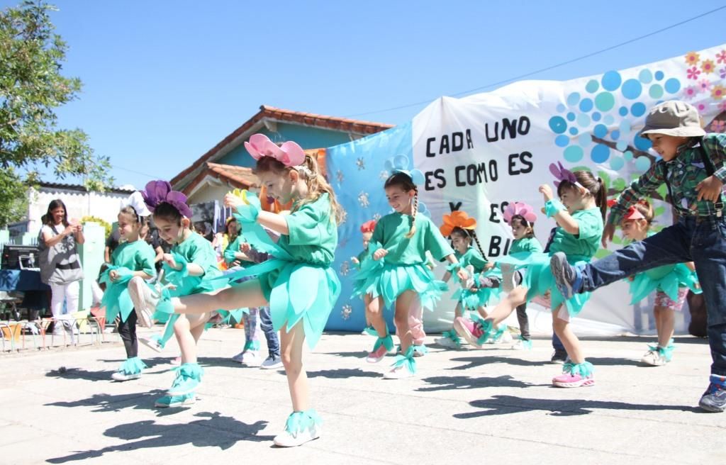 El Jardín 921 cortó la calle y despidió el año bailando