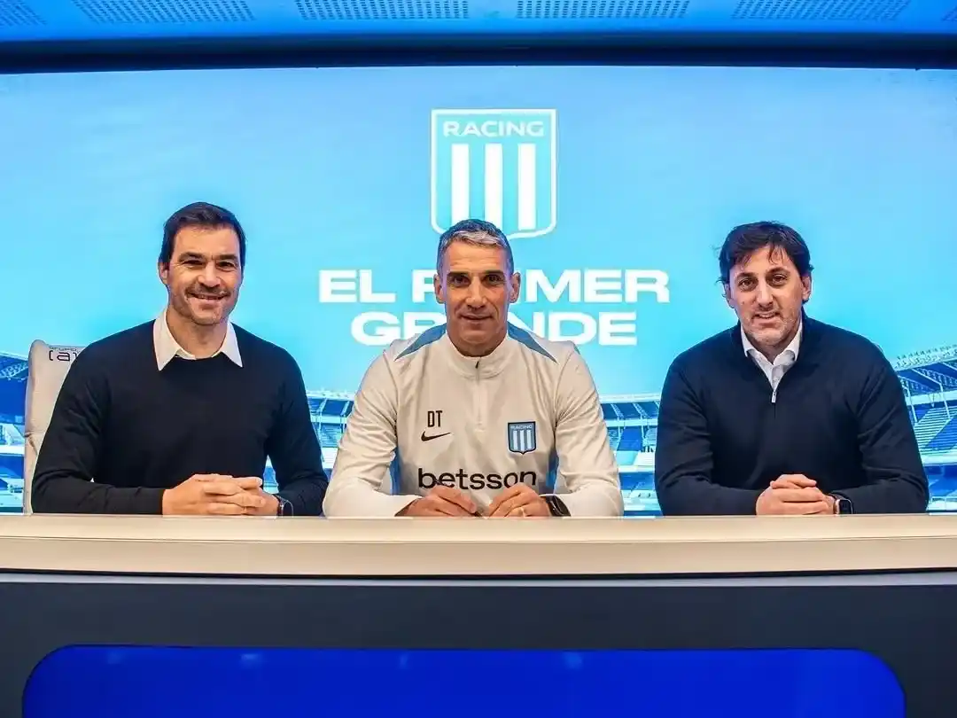 Vojvoda en la presentación, junto a Saja y Milito.