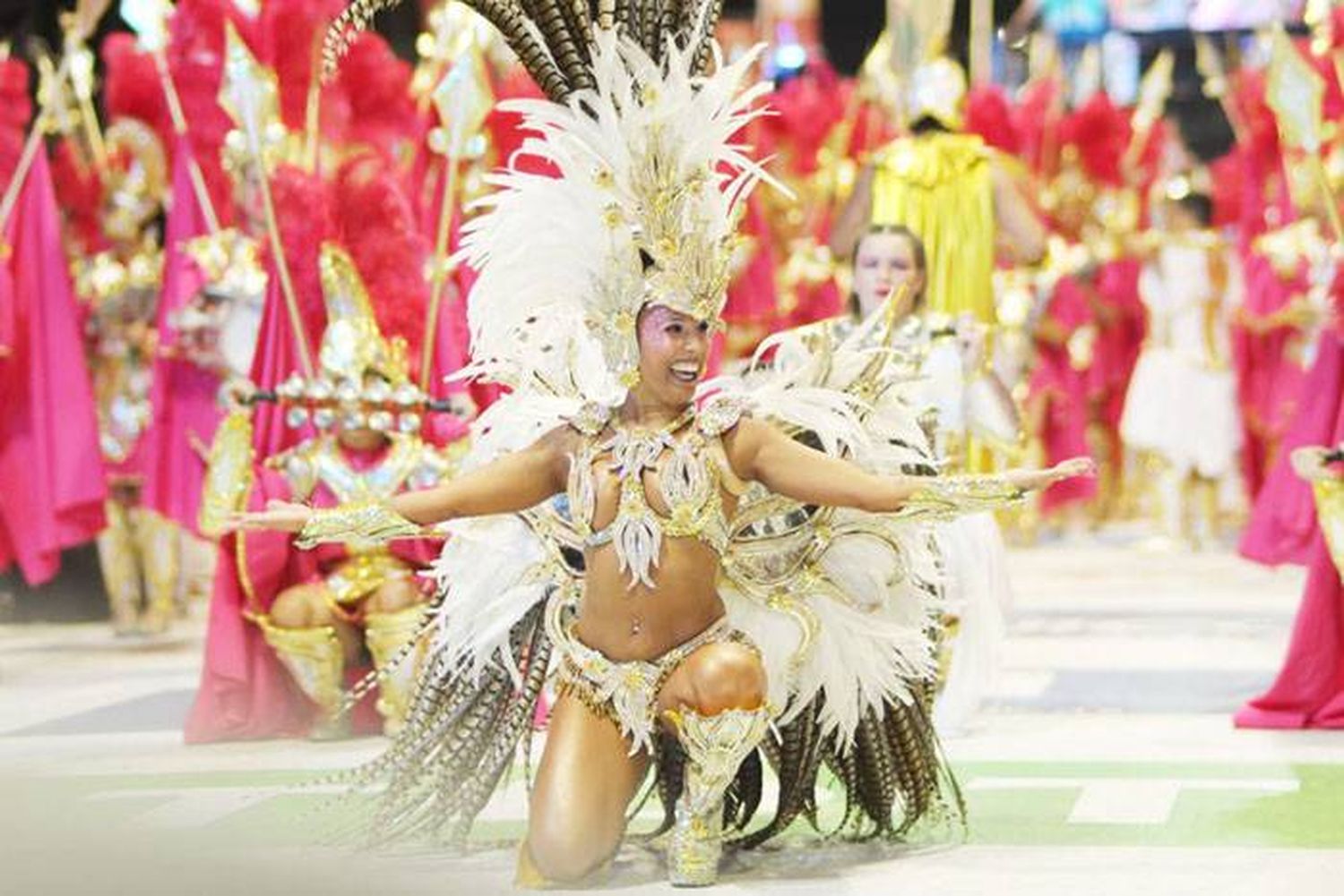 El carnaval de Concordia anticipó la gran fiesta que se vivirá hoy lunes