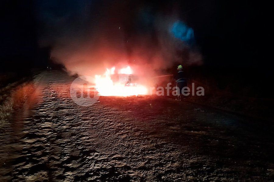 Se prendió fuego una camioneta camino a Saguier y las pérdidas fueron totales