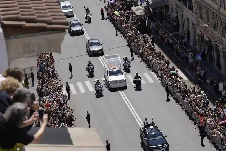 El féretro del papa Francisco llega a la Basílica de Santa María la Mayor en Roma. FOTO: Luca Bruno - AP