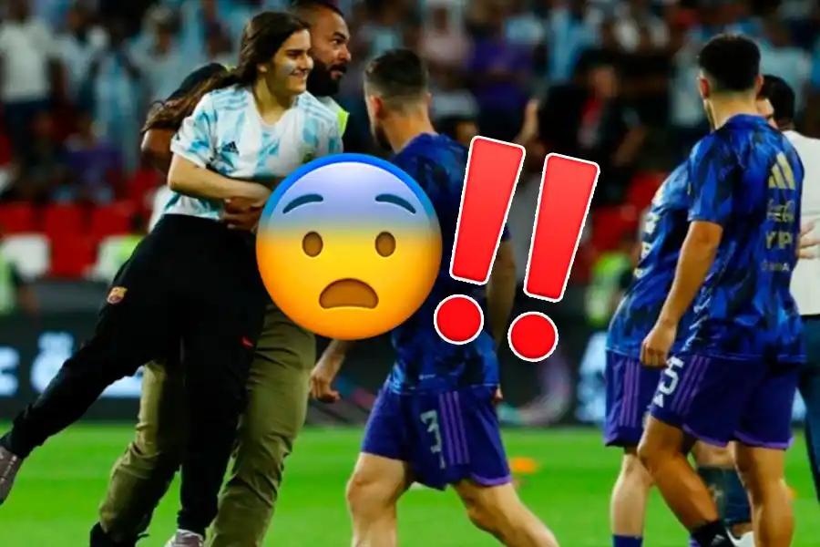 VIDEO | Dos hinchas se metieron a la cancha, quisieron abrazar a Messi y casi lo lesionan
