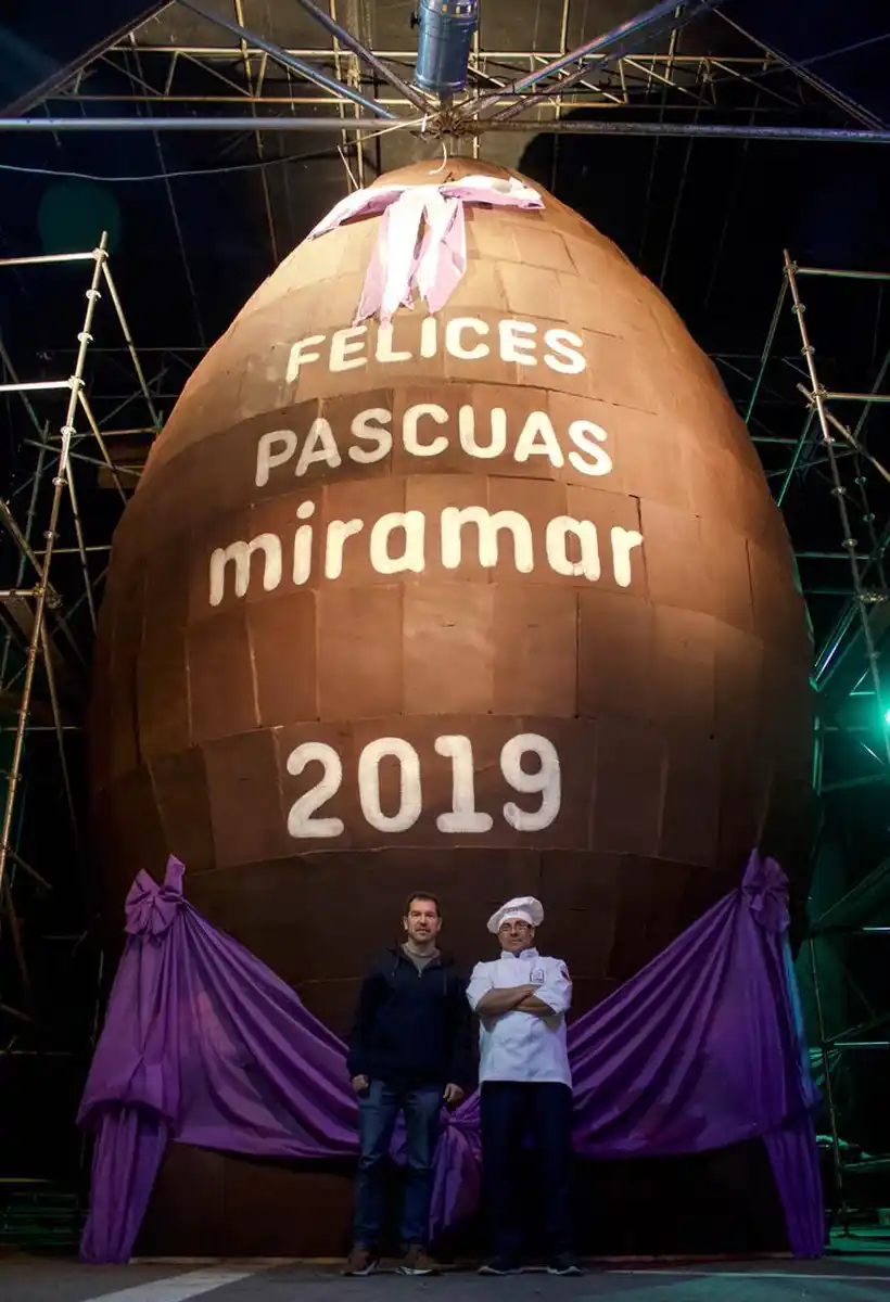 Nuevamente un huevo de Pascuas récord en Miramar: Midió más de 10 metros y pesó 4.100 kilos