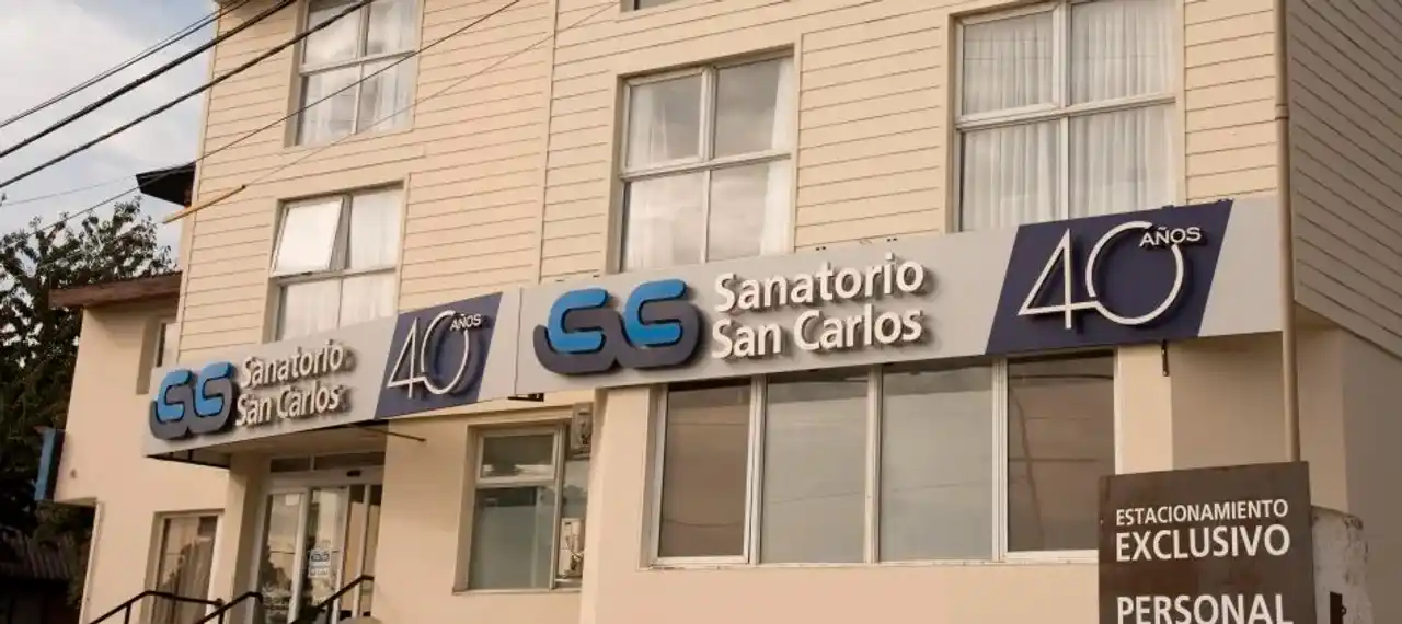 Frente del sanatorio donde falleció la joven en Bariloche