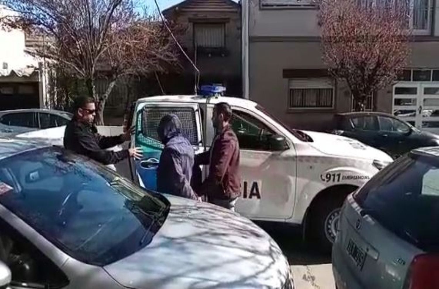 Dos delincuentes fueron sorprendidos cuando intentaban abrir una camioneta
