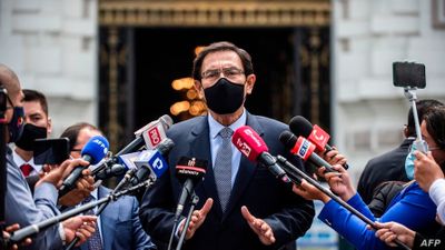 Médico a cargo de ensayo de vacuna en Perú compromete a Vizcarra