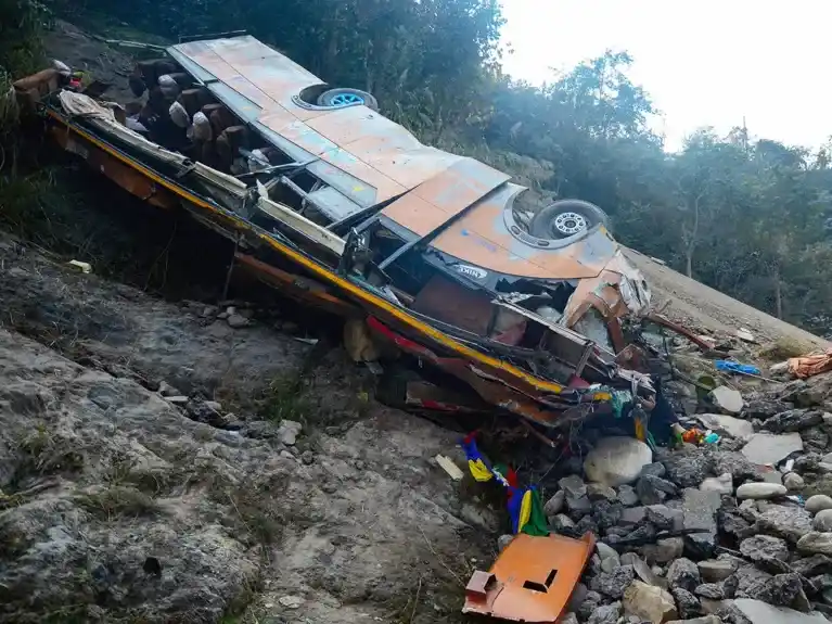 Tragedia en Nepal: un turista británico entre las 19 víctimas fatales de un accidente de autobús