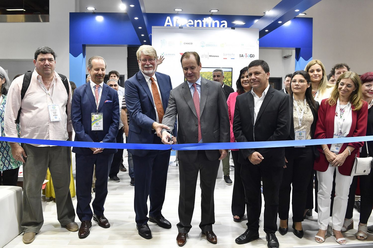 Bordet inauguró el stand de Argentina en Apimondia, Estambul