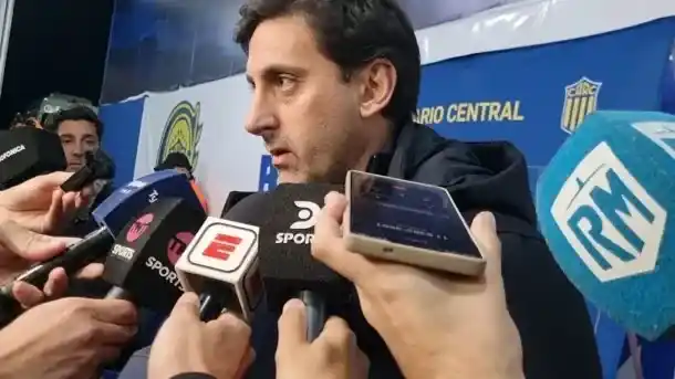 Diego Milito explotó contra el arbitraje de Darío Herrera.