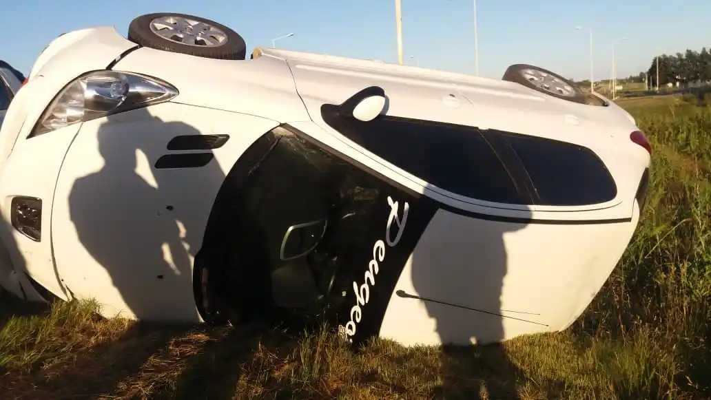 Un vehículo volcó en la rotonda de Cuatro Bocas