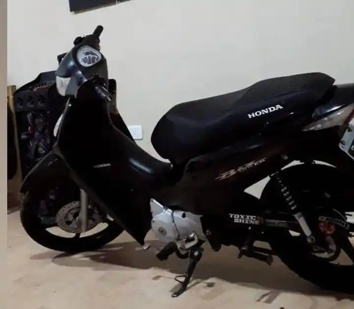 Buscan una moto Honda biz 125 negra